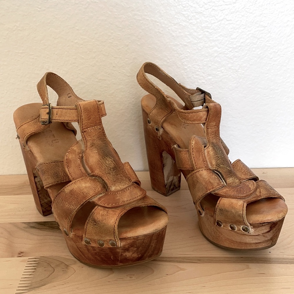 Bed | Stü strappy platform